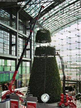 UNIC URW-706 mini crane builds Swarovski Christmas tree