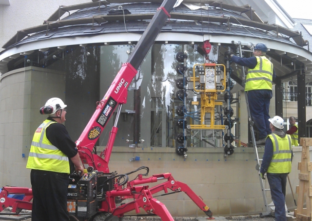 A URW-094 mini spider crane working with a DSL2 Curved Glass Vacuum Lifter