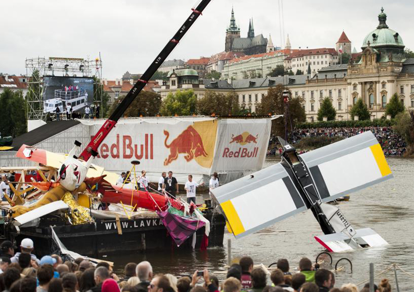 A URW-547 mini crane helped with the Red Bull Flugtag in the Czech Republic