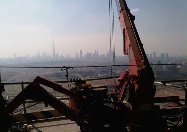 Working in-between floors gave this UWR-295 spider crane a great view of Dubai