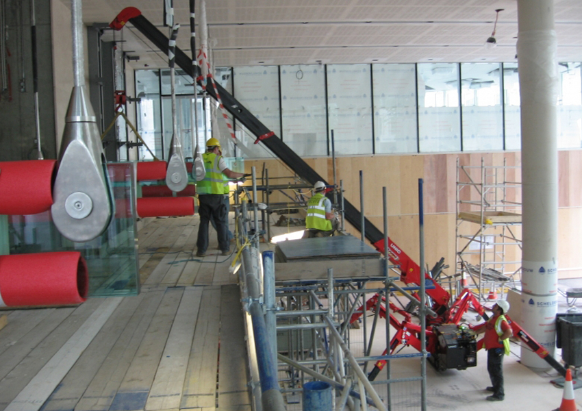 The URW-295 max boom length of 8.65m made this glazing job easier
