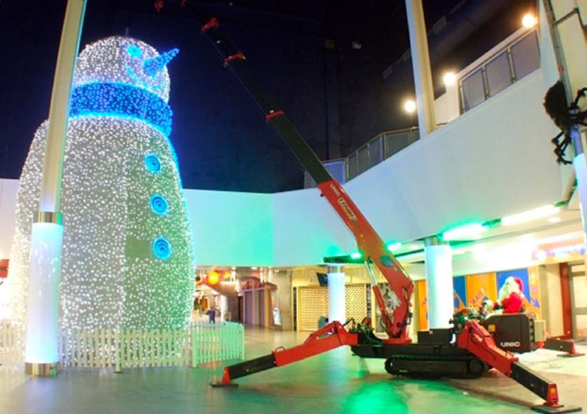 This URW-376 helped bring the Christmas cheer to a shopping centre by installing a giant snowman