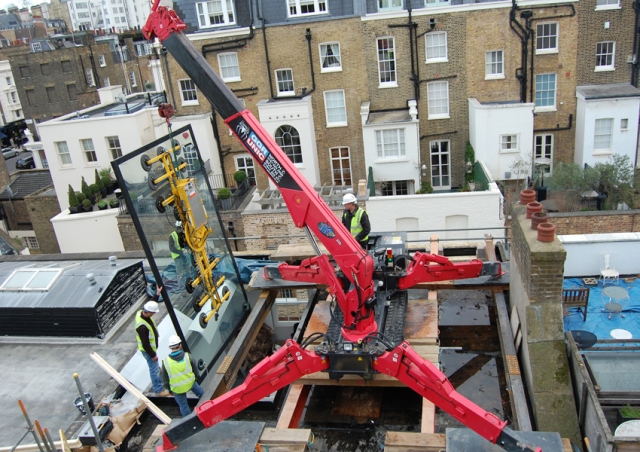This URW-506 worked from a Rooftop in Belgravia, London to install a private swimming pool