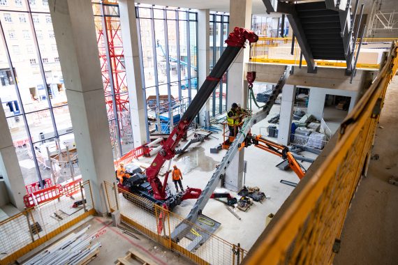UNIC URW-706 Mini Spider Crane installing stringers.