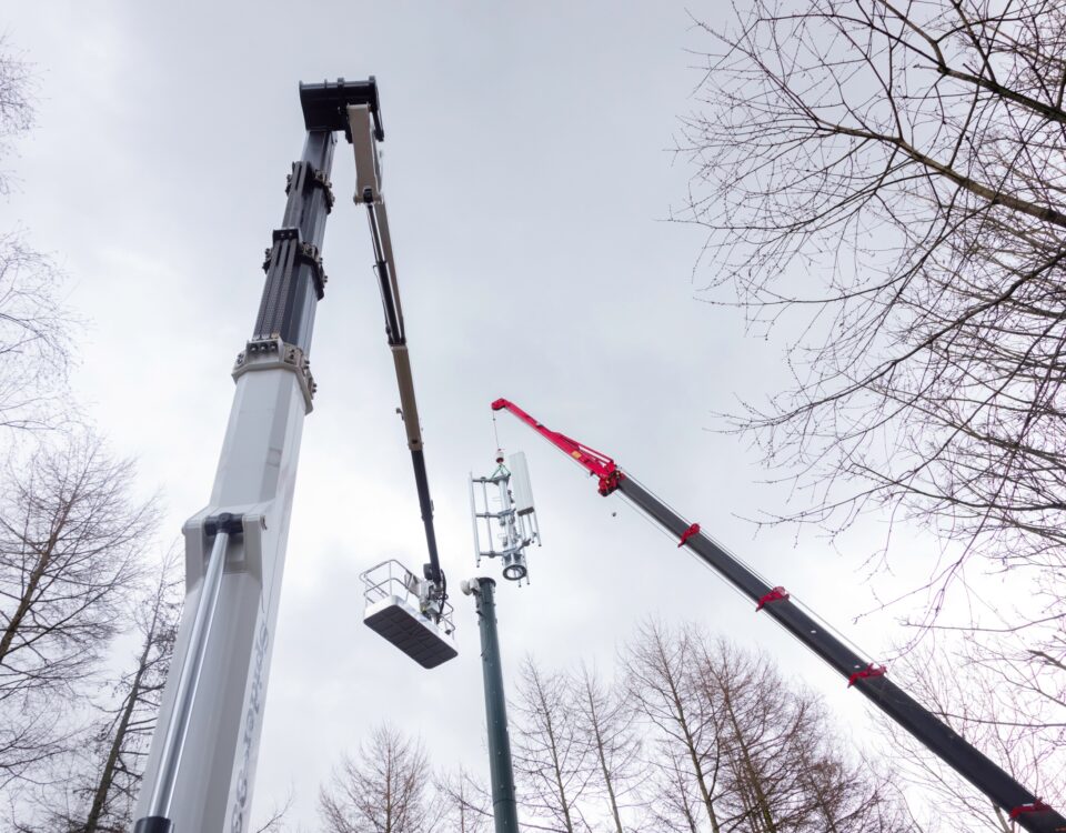 UNIC 1006 Mini Spider Crane lifting a telephone mast. Compact unic cranes.