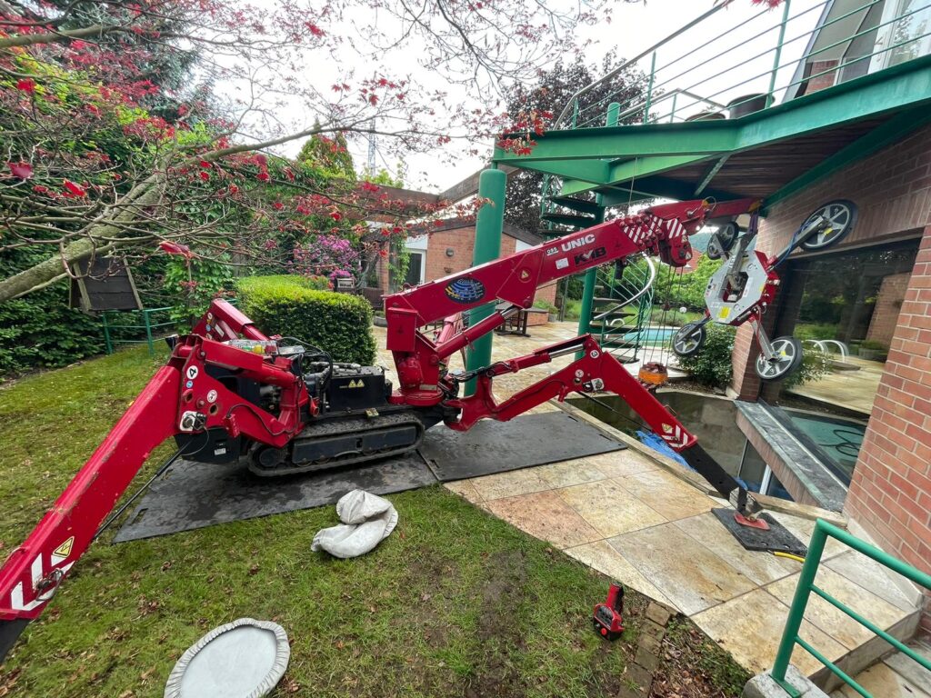 The URW-095 Mini Spider Crane installing glazing below a balcony and above a lightwell.