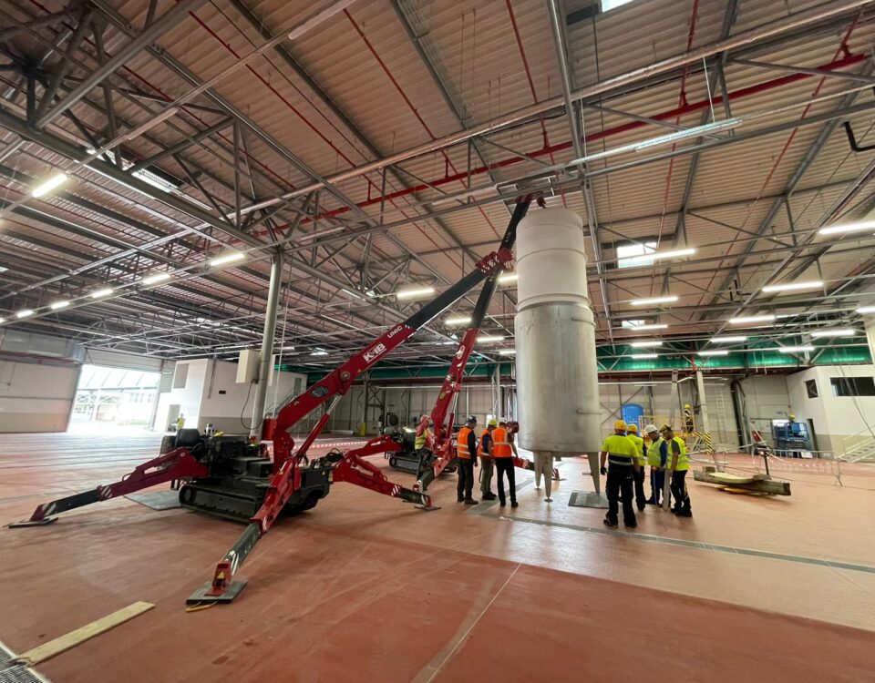 The URW-547 & URW-376 Mini Spider Cranes tandem lifting a beer tank.