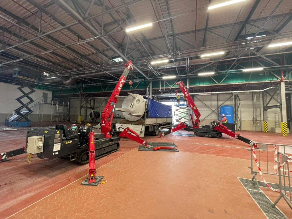 The URW-547 & URW-376 Mini Spider Cranes tandem lifting a beer tank.