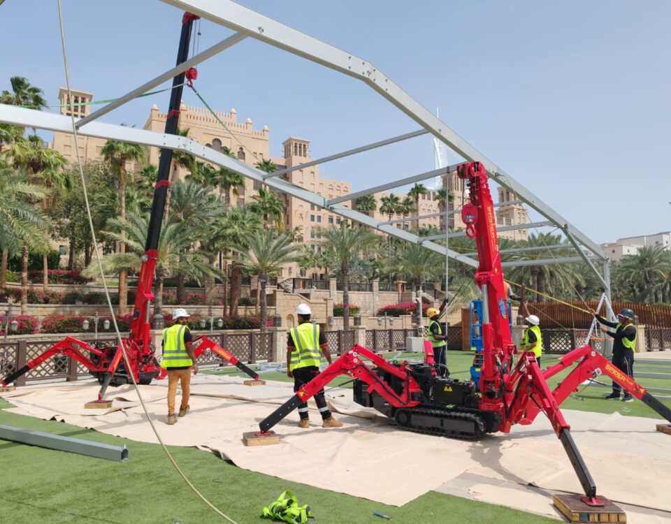 two UNIC URW-295 Mini Spider Cranes lifting an aluminium structure.