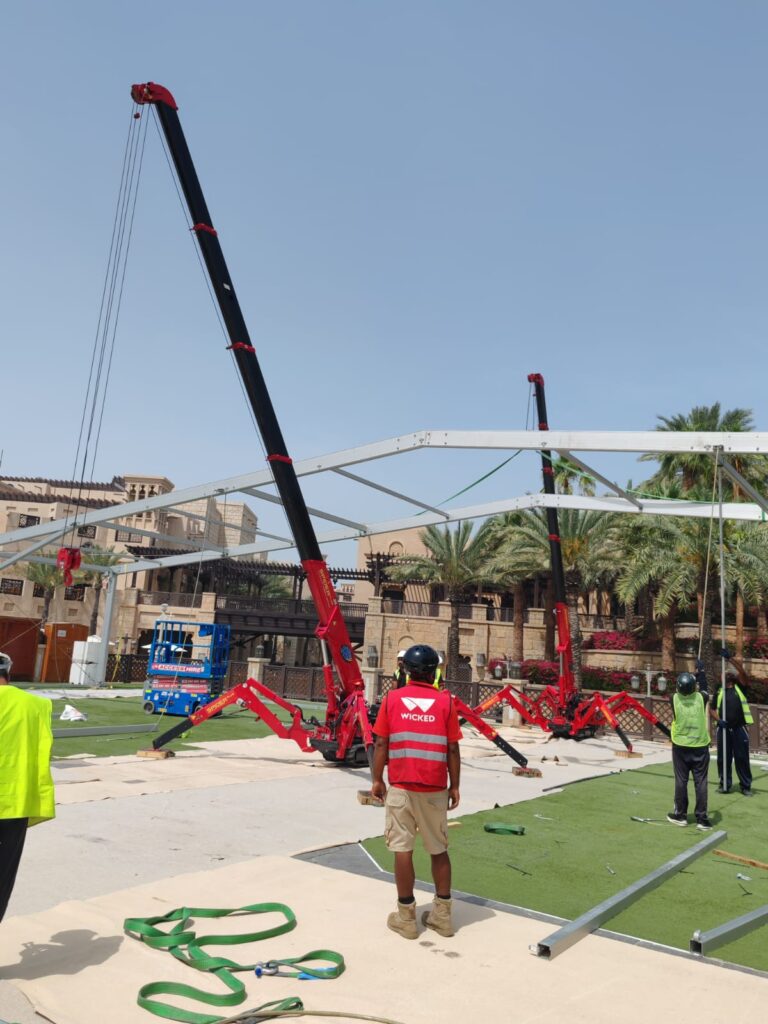 two UNIC URW-295 Mini Spider Cranes lifting an aluminium structure.