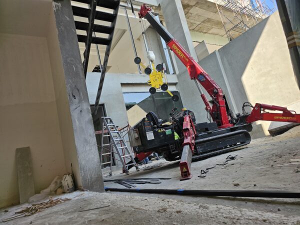 UNIC URW-376 mini spider crane