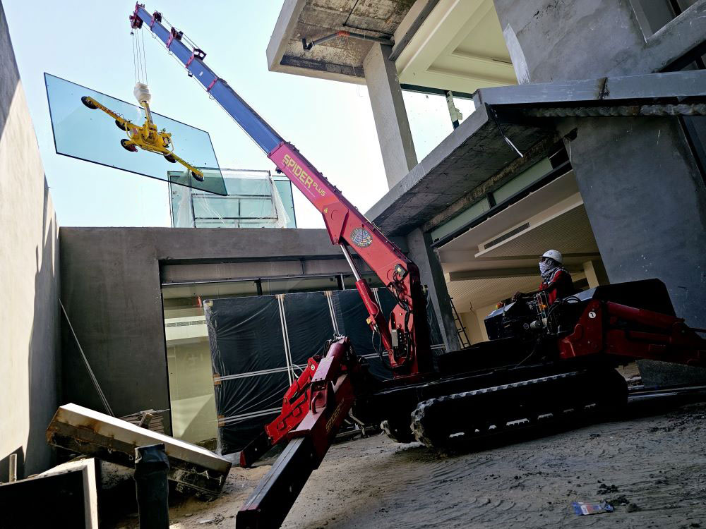 UNIC URW-376 mini spider crane