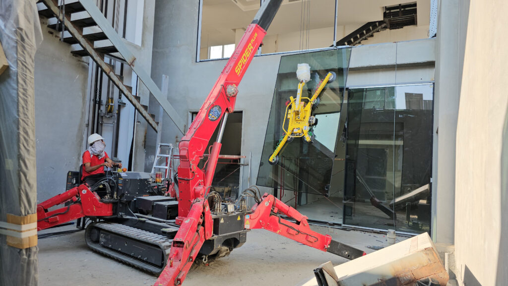 UNIC URW-376 mini spider crane